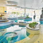 Westlodge & Leisure Centre Отель
